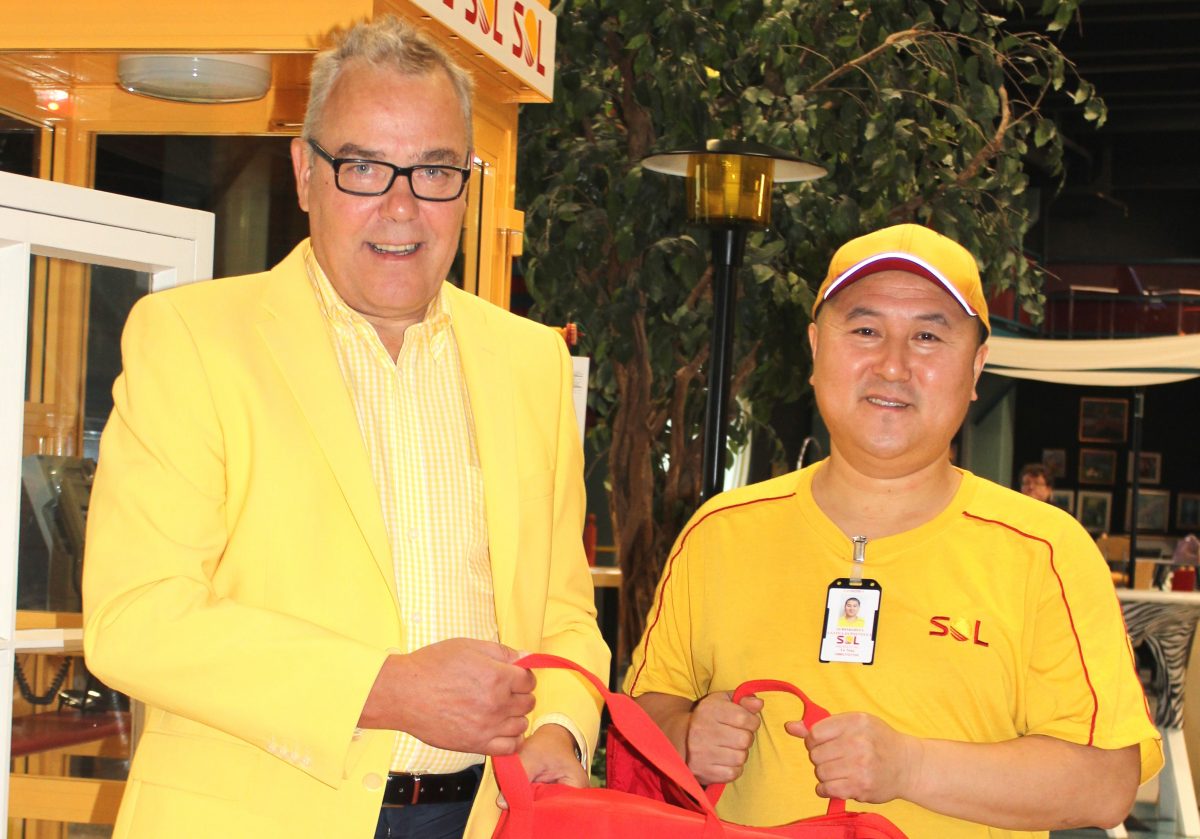 SOL:n henkilöstö- ja lakiasiain johtaja Timo Sairanen ja Yu Ling