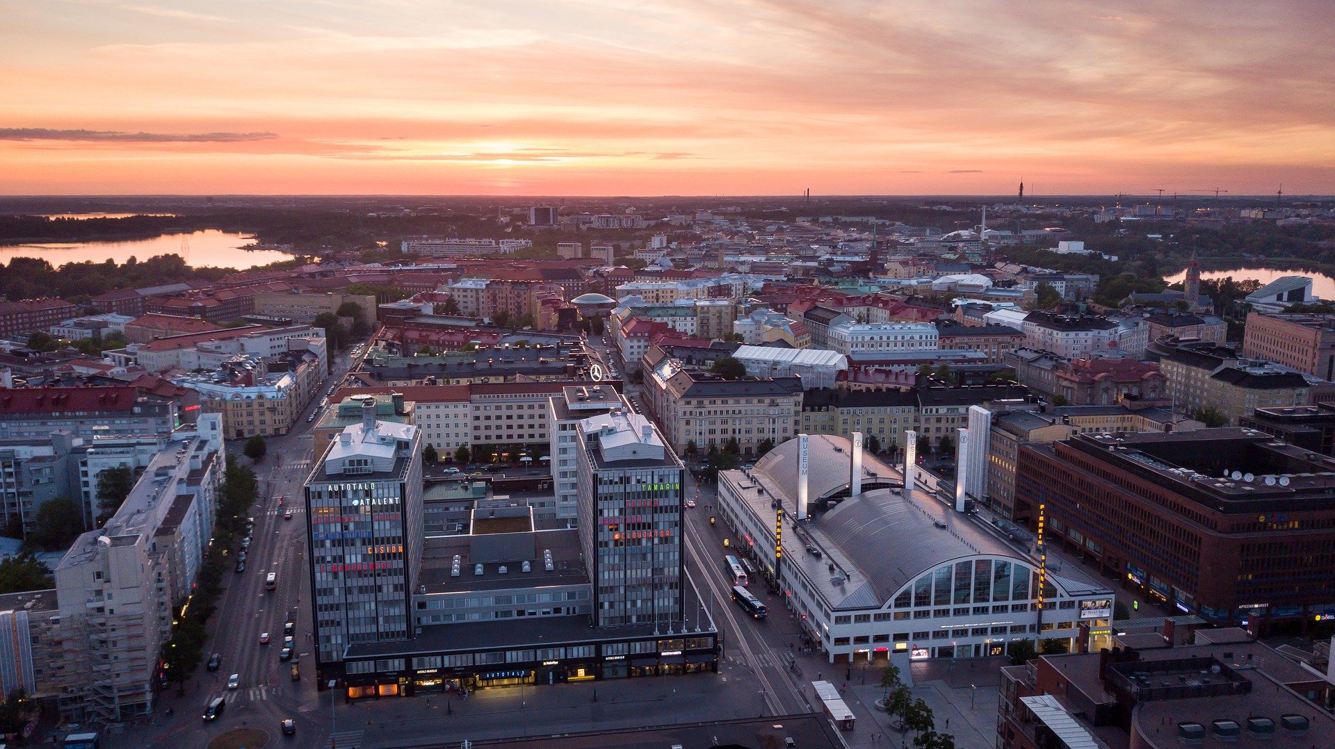 Auringonlasku Helsingin keskustan kiinteistöjen yllä